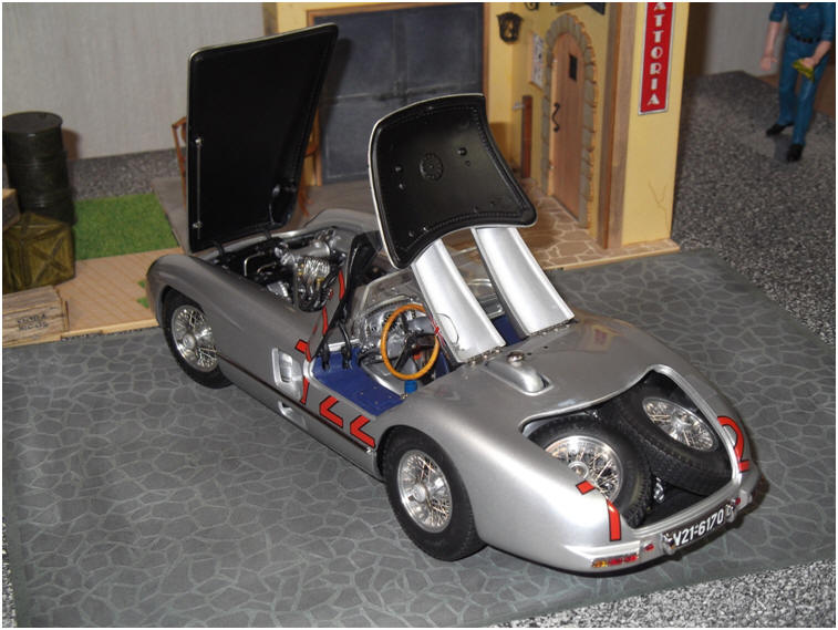 Striking details of CMC 1/18 Mercedes Benz 300 SLR 1955.