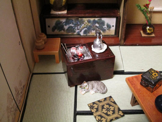 Rice cake on Hobachi, a cat is in front